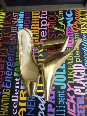 Glamourous Gold Jessica Simpson Slingback Heels!.